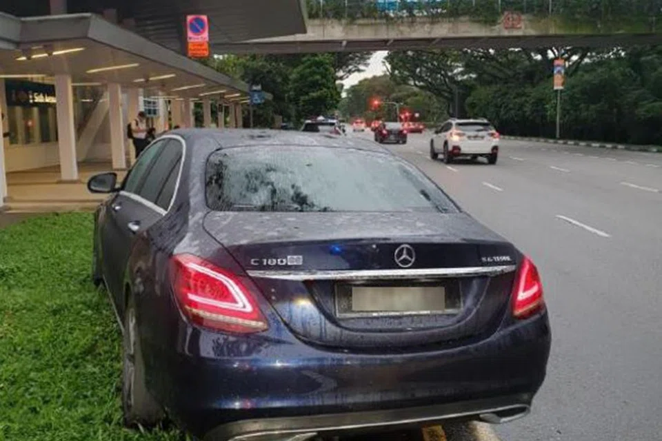 Emilio Alphonso Gonzales berasa mengantuk akibat mabuk, semasa dia memandu di sepanjang Jalan Bukit Timah, menyebabkan kereta itu terbabas di bahu jalan. Dia dijatuhi hukuman penjara 12 hari, denda $5,000 dan hilang kelayakan memandu selama tiga tahun.