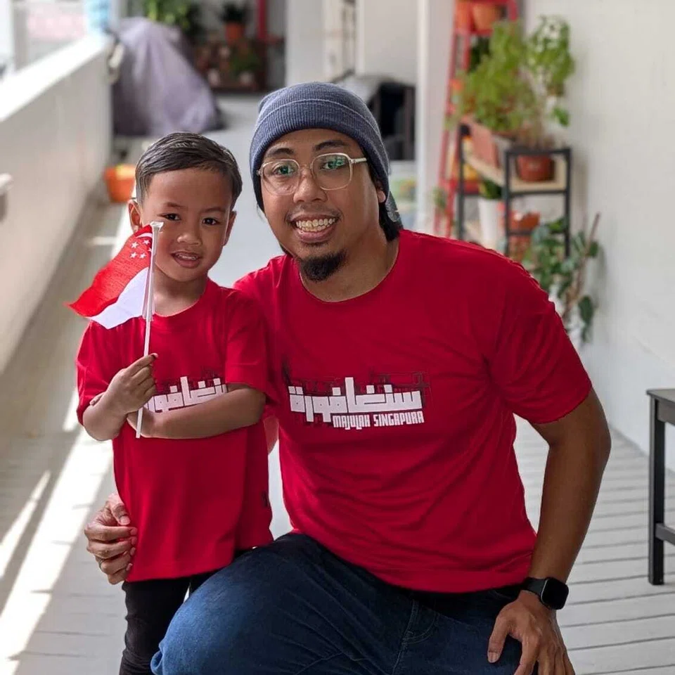 Apabila tidak dapat mencari baju Hari Kebangsaan yang menarik buat anak sulungnya, Hamzah Muhammad (kiri), Encik Muhammad (kanan) menghasilkan sendiri baju buat anaknya dan keluarga.