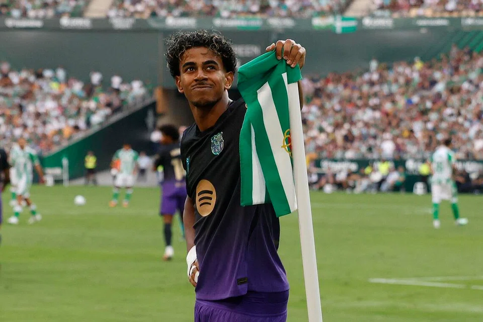 Pemain FC Barcelona, Lamine Yamal, meraikan kejayaan menjaringkan gol pertama pasukannya dalam aksi La Liga menentang Real Betis di Stadium La Cartuja, Seville, Sepanyol, pada 17 Oktober.