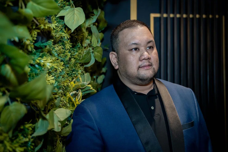 Muhammad Hafiz Hamzah sudah bergiat dalam bidang nyanyian sejak berusia 13 tahun dan kini mengetuai Orkes Mutiara, sebuah kumpulan muzik tradisional di Singapura.