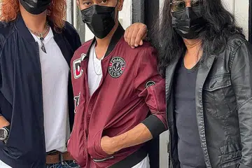 GEGARAN ROK KEMBALI DI ESPLANADE: Setelah banyak acara seni tertunda, Tahun Baru 2021 diraikan dengan konsert 'Rock 21' yang dijayakan (dari kiri) Yazid Lovehunters, Eiss dan Hanafie Warren (The Unwanted). - Foto ESPLANADE