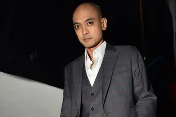 Penyanyi Tomok, atau nama sebenarnya, Shah Indrawan Ismail, yang merupakan vokalis kumpulan New Boyz juga dikenali sebagai pelakon dan pencipta lagu.