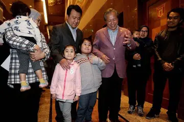 KEMBALI KE TANAHAIR: Ahli keluarga bersama Menteri Ehwal Luar Malaysia, Datuk Seri Anifah Aman, sewaktu ketibaan mereka di KLIA pagi tadi. - Foto NST