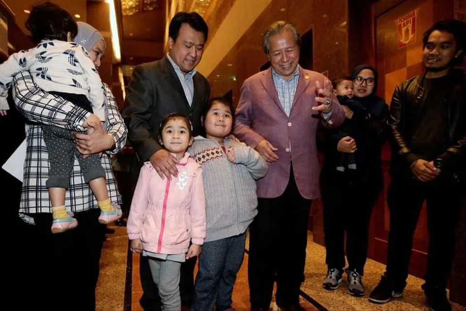 KEMBALI KE TANAHAIR: Ahli keluarga bersama Menteri Ehwal Luar Malaysia, Datuk Seri Anifah Aman, sewaktu ketibaan mereka di KLIA pagi tadi. - Foto NST
