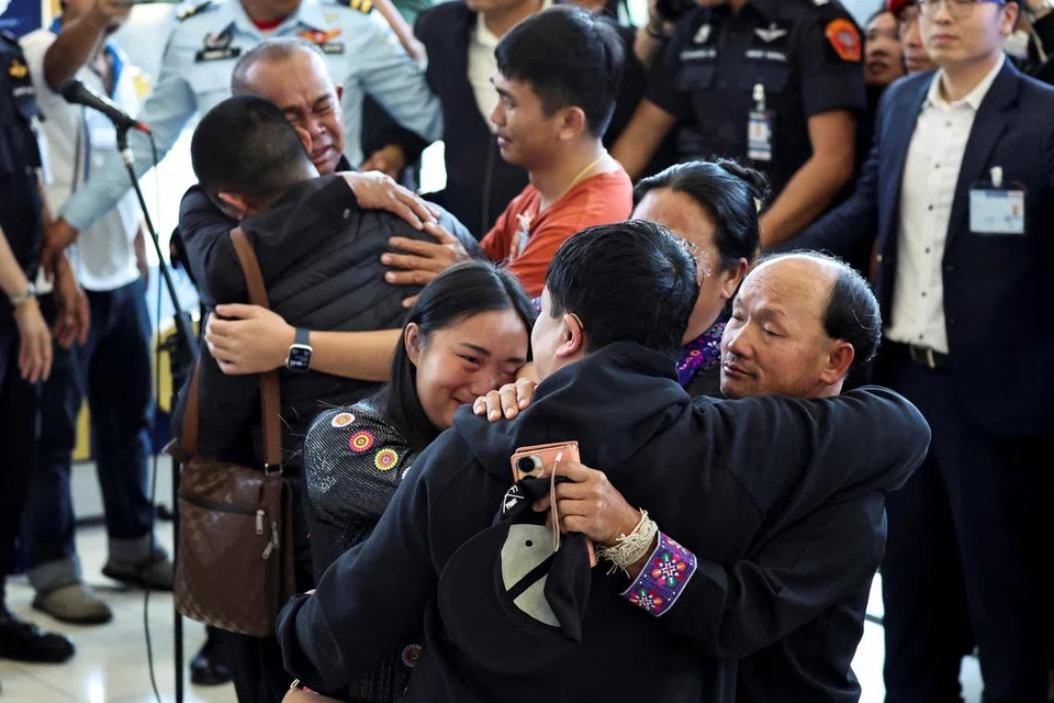 Lima lelaki warga Thailand yang telah dibebaskan itu disambut dengan tangisan kesyukuran dan pelukan penuh erat oleh keluarga mereka di Lapangan Terbang Suvarnabhumi, Bangkok, pada 9 Februari.