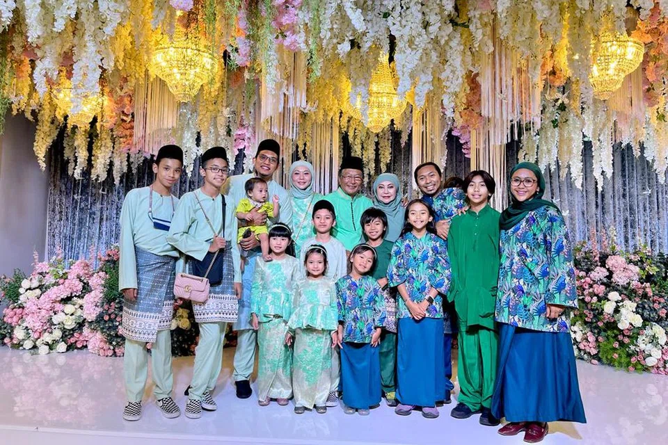 KELUARGA BAHAGIA: Salimah Mahmood (empat dari kanan) sentiasa gembira bersama keluarga besarnya. 