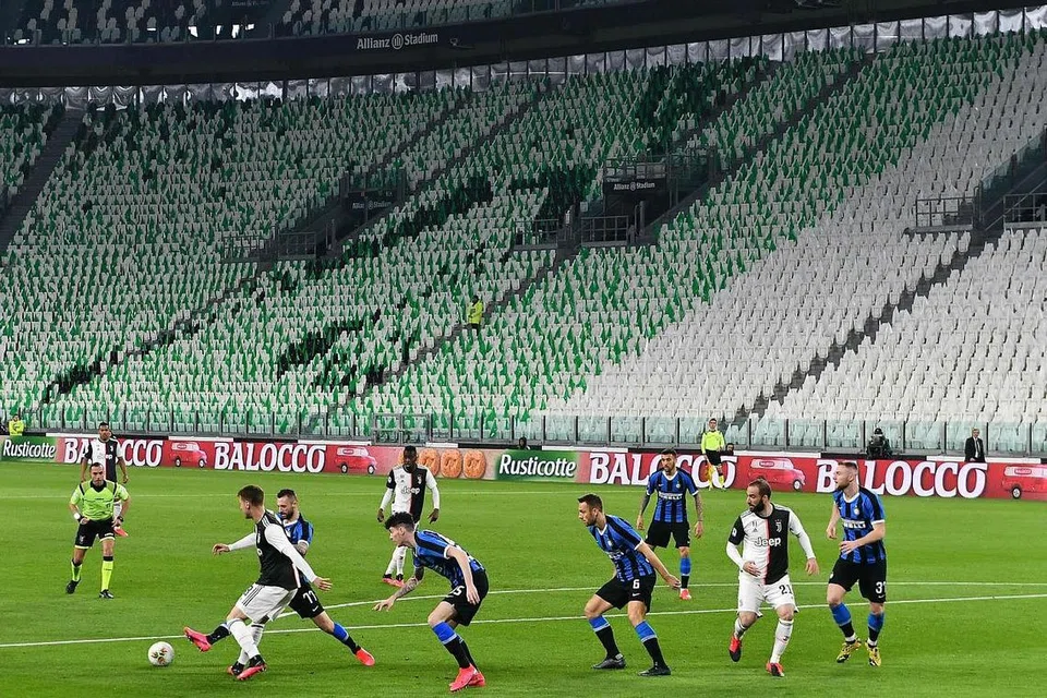 TIADA TARIKH: Inter Milan and Juventus bermain dalam stadium Juventus yang kosong dek Covid-19 dalam satu perlawanan Serie A 8 Mac lalu. Liga itu digantung pada 9 Mac dan tarikh sambungnya belum diketahui. - Foto AFP
