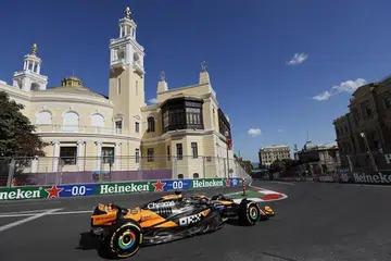 Pemandu McLaren, Oscar Piastri, membuat satu pusingan semasa Grand Prix Azerbaijan.