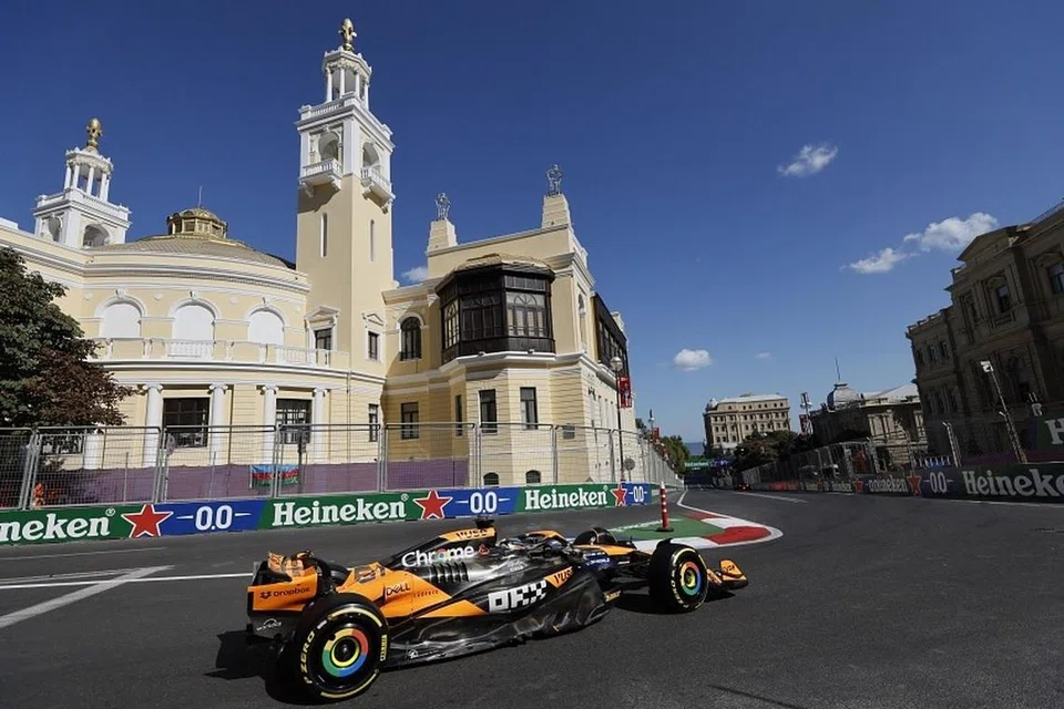 Pemandu McLaren, Oscar Piastri, membuat satu pusingan semasa Grand Prix Azerbaijan.