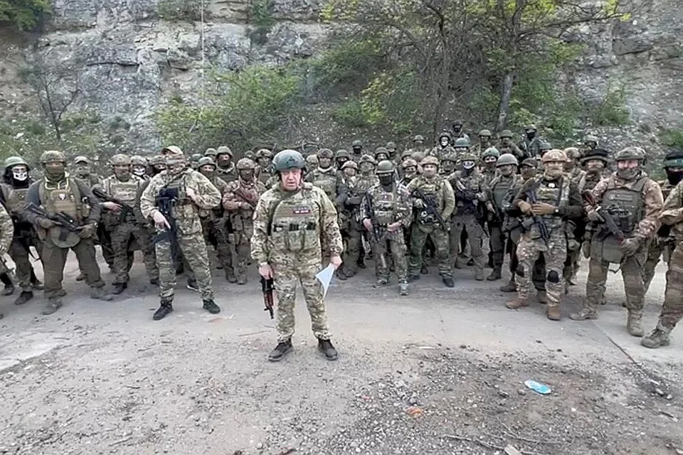 BARISAN HADAPAN: Askar upahan Wagner berada di barisan hadapan dalam serangan Russia untuk menawan bandar Bakhmut di Ukraine. - Foto REUTERS
