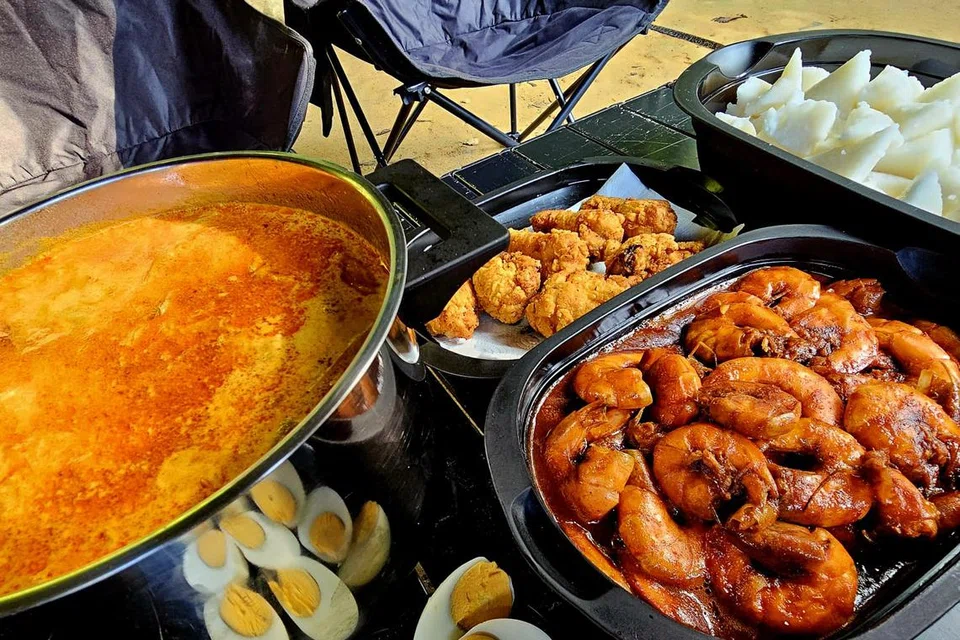 Cik Nabilah Buang memasak pelbagai hidangan sambil berkhemah.