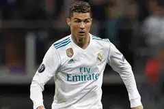 USIA BUKAN HALANGAN: Cristiano Ronaldo telah mengubah corak permainannya mengikut keupayaan yang berubah dengan usia yang meningkat. Beliau kini tidak lagi berlari pecut sepanjang perlawanan, tetapi menanti saat-saat yang tertentu untuk berbuat demikian dan mengambil kesempatan kealpaan lawan. - Foto AFP
