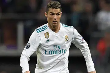 USIA BUKAN HALANGAN: Cristiano Ronaldo telah mengubah corak permainannya mengikut keupayaan yang berubah dengan usia yang meningkat. Beliau kini tidak lagi berlari pecut sepanjang perlawanan, tetapi menanti saat-saat yang tertentu untuk berbuat demikian dan mengambil kesempatan kealpaan lawan. - Foto AFP
