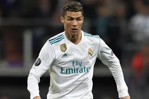 USIA BUKAN HALANGAN: Cristiano Ronaldo telah mengubah corak permainannya mengikut keupayaan yang berubah dengan usia yang meningkat. Beliau kini tidak lagi berlari pecut sepanjang perlawanan, tetapi menanti saat-saat yang tertentu untuk berbuat demikian dan mengambil kesempatan kealpaan lawan. - Foto AFP
