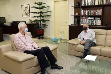 SERAH SURAT PERSARAAN: Encik Goh Chok Tong (kiri) menerbitkan gambar ini di laman Facebook MParader semalam, dan berkata beliau menemui Perdana Menteri Lee kelmarin untuk menyerahkan surat persaraan sebagai Anggota Parlimen GRC Marine Parade. - Foto FACEBOOK/MPARADER