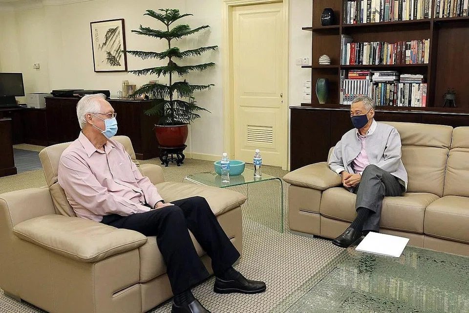 SERAH SURAT PERSARAAN: Encik Goh Chok Tong (kiri) menerbitkan gambar ini di laman Facebook MParader semalam, dan berkata beliau menemui Perdana Menteri Lee kelmarin untuk menyerahkan surat persaraan sebagai Anggota Parlimen GRC Marine Parade. - Foto FACEBOOK/MPARADER