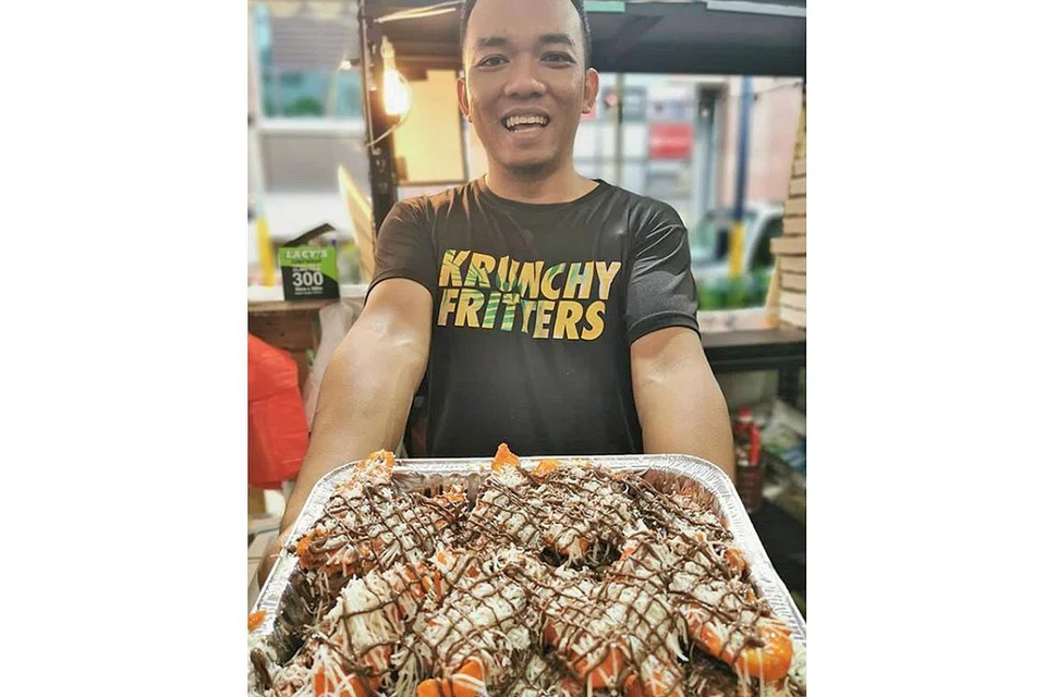 PERLU TELITI: Encik Muhammad Hafiz Abdul Rahman memastikan adunan tepung dibuat dengan teliti agar pisang goreng yang dihasilkan garing dan tahan lama. - Foto KRUNCHY FRITTERS