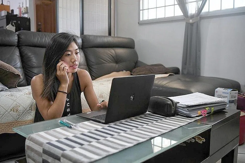 LETIH: Seorang daripada setiap dua pekerja, atau 49 peratus, berasa keletihan, manakala 58 peratus berasa mereka bekerja terlalu teruk. - Foto BH oleh KUA CHEE SIONG