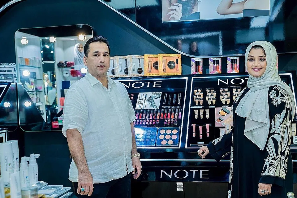 KOSMETIK ORGANIK: Cik Siti Rohani Haji Habib Mohd bersama suaminya, Encik Mohammad Reza Vojodi Ghahvehchi sedar ada permintaan untuk produk kosmetik yang bukan hanya bermutu tetapi mesra sekitaran dan bebas dari kimia lantas perkenalkan Note sejak tahun 2016 yang lalu. - Foto BH ole NUR DIYANA TAHA