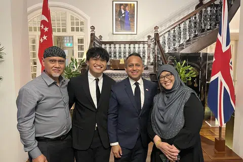 Encik Salifian Sulaiman (dua dari kiri), bergambar dengan Pesuruhjaya Tinggi Britain ke Singapura, Encik Nikesh Mehta (dua dari kanan) semasa majlis Anugerah Biasiswa United Kingdom pada 27 Ogos 2024. Encik Salifian turut diiringi ibu bapanya, Encik Sulaiman Hamzah (kiri) dan Cik Salwiah Awi (kanan).