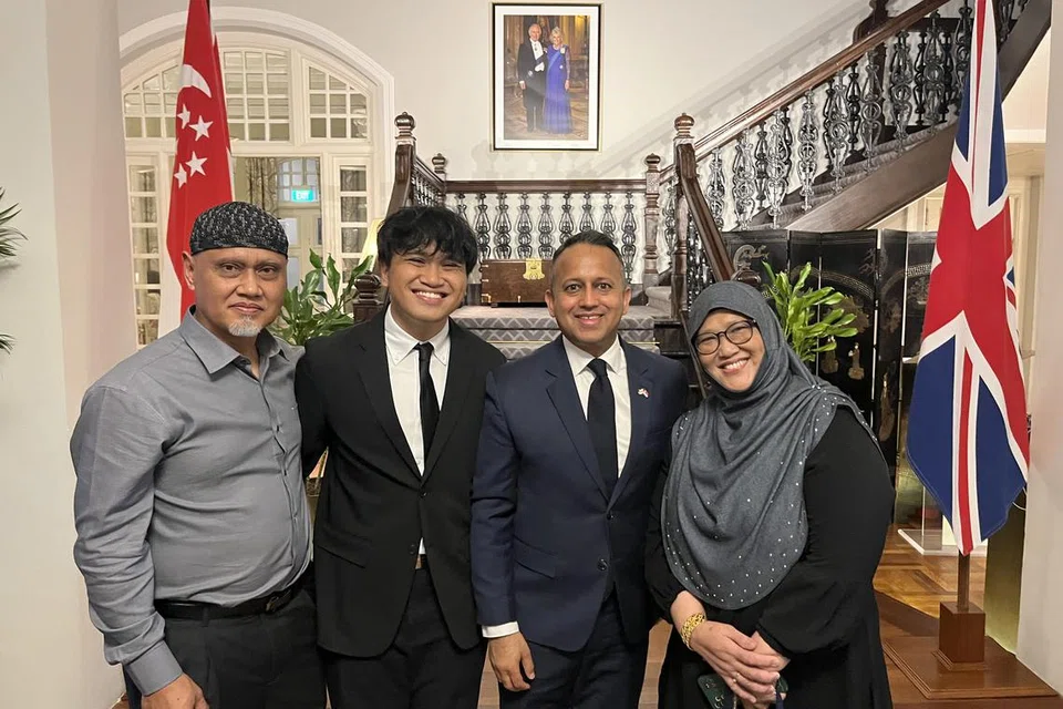 Encik Salifian Sulaiman (dua dari kiri), bergambar dengan Pesuruhjaya Tinggi Britain ke Singapura, Encik Nikesh Mehta (dua dari kanan) semasa majlis Anugerah Biasiswa United Kingdom pada 27 Ogos 2024. Encik Salifian turut diiringi ibu bapanya, Encik Sulaiman Hamzah (kiri) dan Cik Salwiah Awi (kanan).