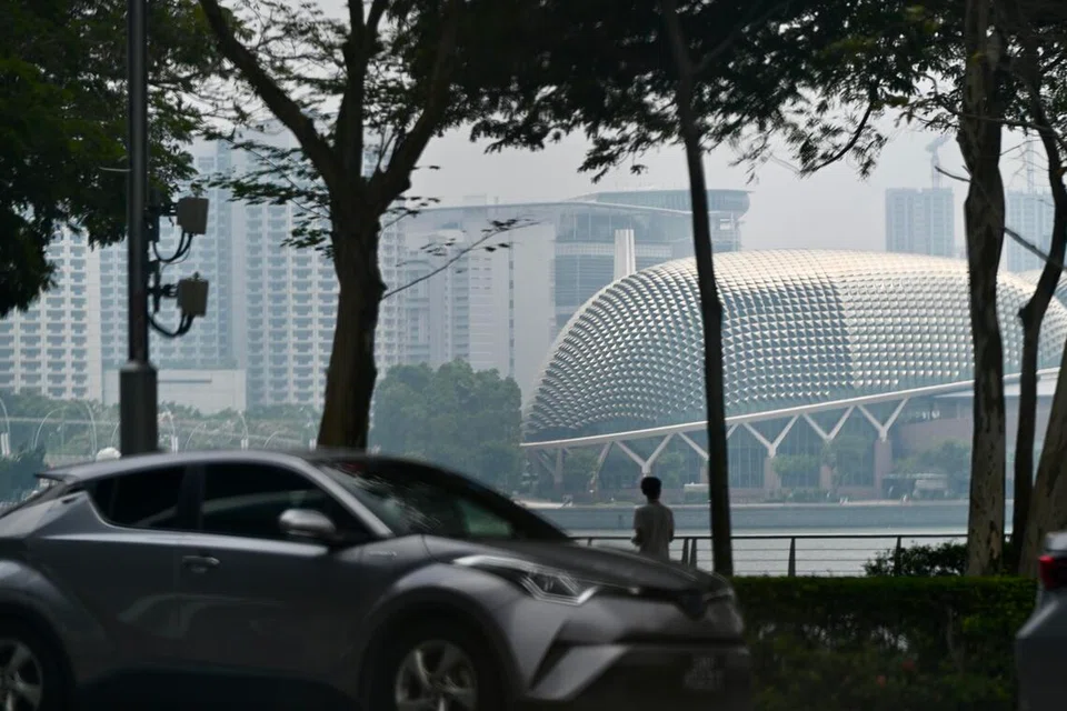 Kawasan sekitar Marina Bay diselebungi jerebu pada sekitar tengah hari 4 September. PSI 24 jam memasuki paras tidak sihat selepas pada 4 September setelah mencapai bacaan 101 di bahagian tengah negara ini pada 7 pagi. Ia terus meningkat sehingga mencecah paras 108 di kawasan sama menjelang 3 petang.