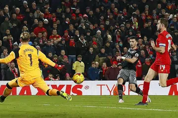 MARA KE PERLAWANAN AKHIR: Shane Long (tengah) menjaringkan gol kemenangan Southampton ke atas Liverpool dalam masa kecederaan perlawanan separuh akhir pertama mereka di Anfield. - Foto REUTERS