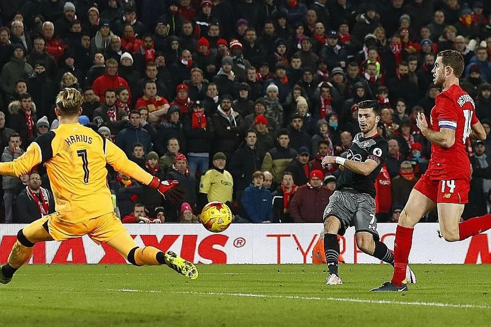 MARA KE PERLAWANAN AKHIR: Shane Long (tengah) menjaringkan gol kemenangan Southampton ke atas Liverpool dalam masa kecederaan perlawanan separuh akhir pertama mereka di Anfield. - Foto REUTERS