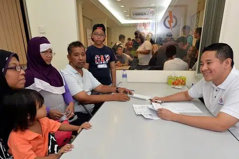 SESI MPS PERTAMA: Menurut Encik Amrin ada penduduk yang datang bertanya khabar dan ucap tahniah. - Foto M.O. SALLEH