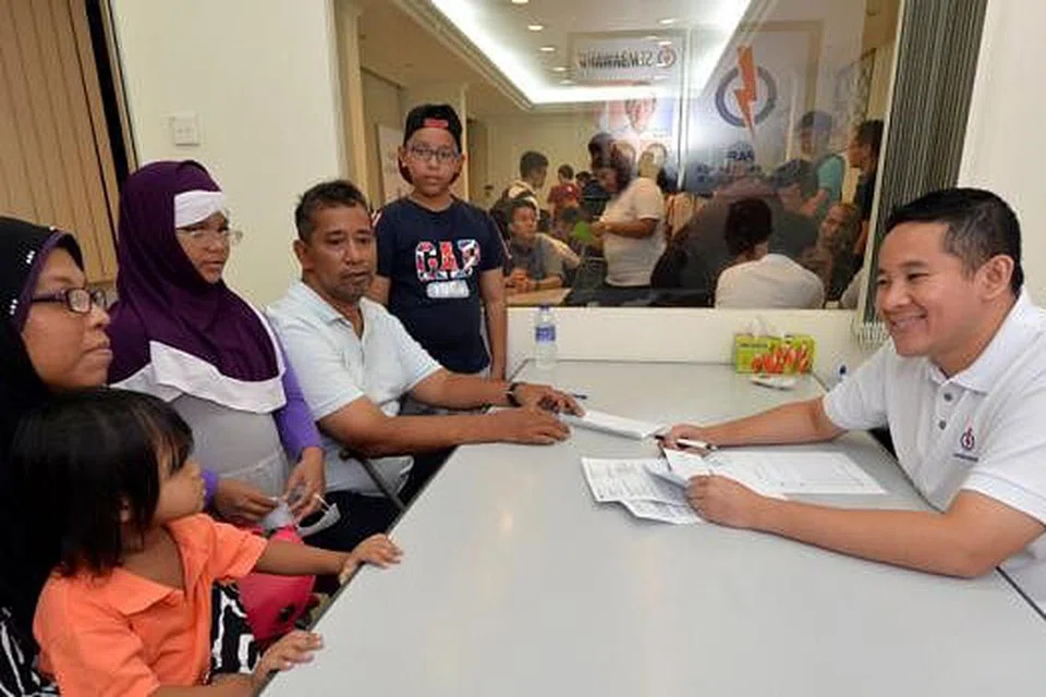 SESI MPS PERTAMA: Menurut Encik Amrin ada penduduk yang datang bertanya khabar dan ucap tahniah. - Foto M.O. SALLEH