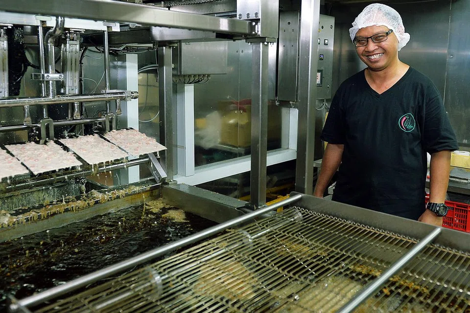 GUNA AUTOMASI: Peniaga seperti Encik Nor Hashim Hassan pemilik Wahyu Delicacies yang giat menggunakan automasi di kilang rempeyeknya boleh meraih manfaat daripada Pakej Sokongan Automasi. - Foto KHALID BABA