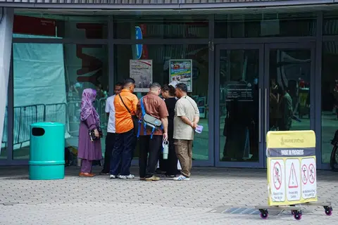 Sekumpulan individu yang dipercayai wakil ahli gabungan Persekutuan Silat Singapura (Persisi) dilihat di luar Auditorium Blackbox di Hab Sukan Singapura pada 28 September. 