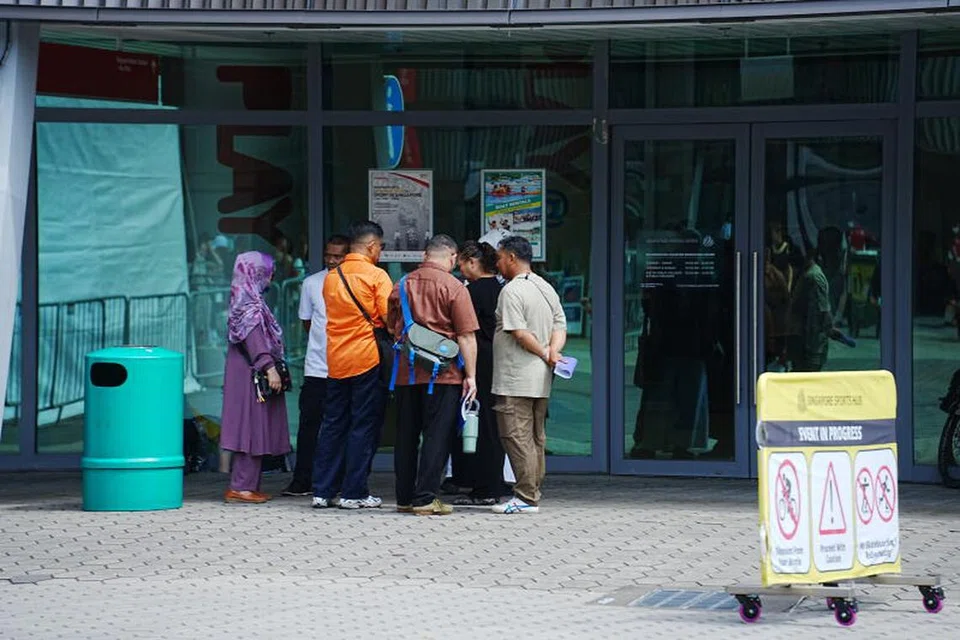 Sekumpulan individu yang dipercayai wakil ahli gabungan Persekutuan Silat Singapura (Persisi) dilihat di luar Auditorium Blackbox di Hab Sukan Singapura pada 28 September. 