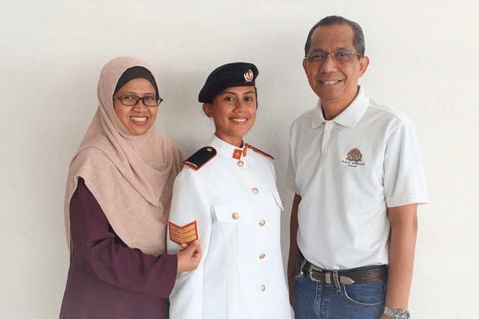 3SG Maisarah Abdul Raof bersama ibubapanya dan rank baru di seragam istiadatnya, dalam gambar yang dipetik di rumah. - Foto MINDEF