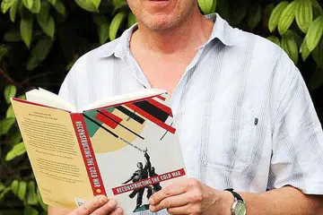 DIPECAT: UNIVERSITI Nasional Singapura (NUS) telah memecat Profesor Theodore G. Hopf. - Foto ZAOBAO