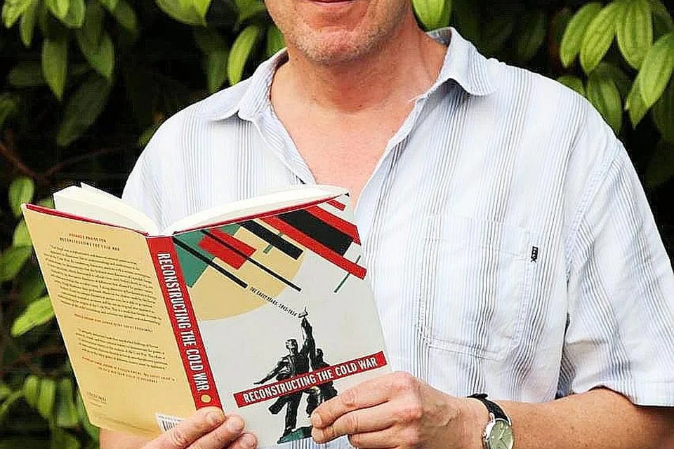 DIPECAT: UNIVERSITI Nasional Singapura (NUS) telah memecat Profesor Theodore G. Hopf. - Foto ZAOBAO