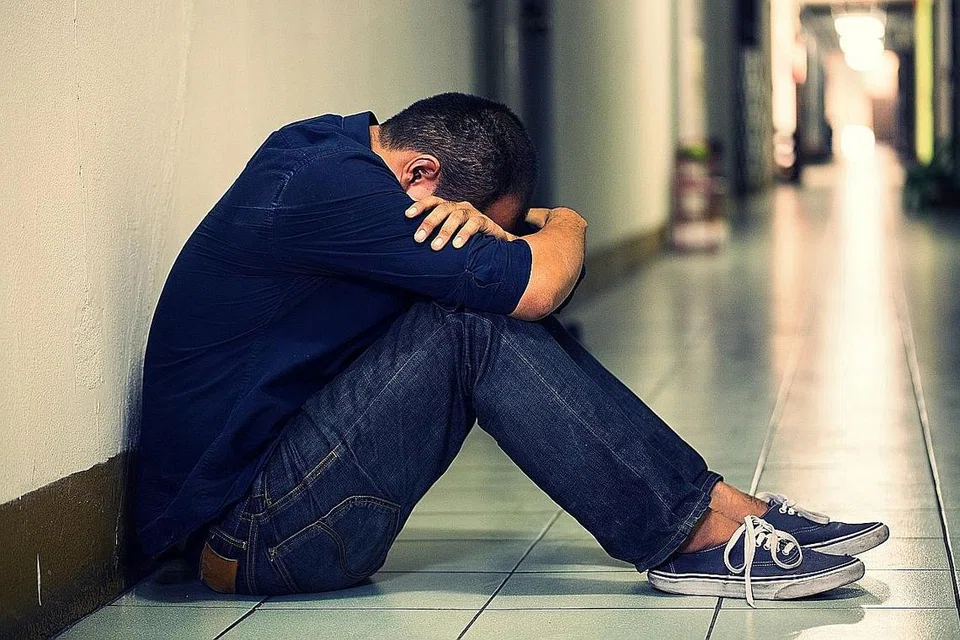 TERDUDUK AKIBAT STRES: Stres atau tekanan adalah tindak balas fizikal, emosi dan mental seseorang terhadap sebarang perubahan atau tuntutan. Bila stres berada di peringkat tinggi, seseorang itu akan mengalami tekanan. Bila stres rendah, hasil kerjanya juga rendah kerana kurangnya motivasi dan tumpuan kepada kerja. - Foto ISTOCKPHOTO