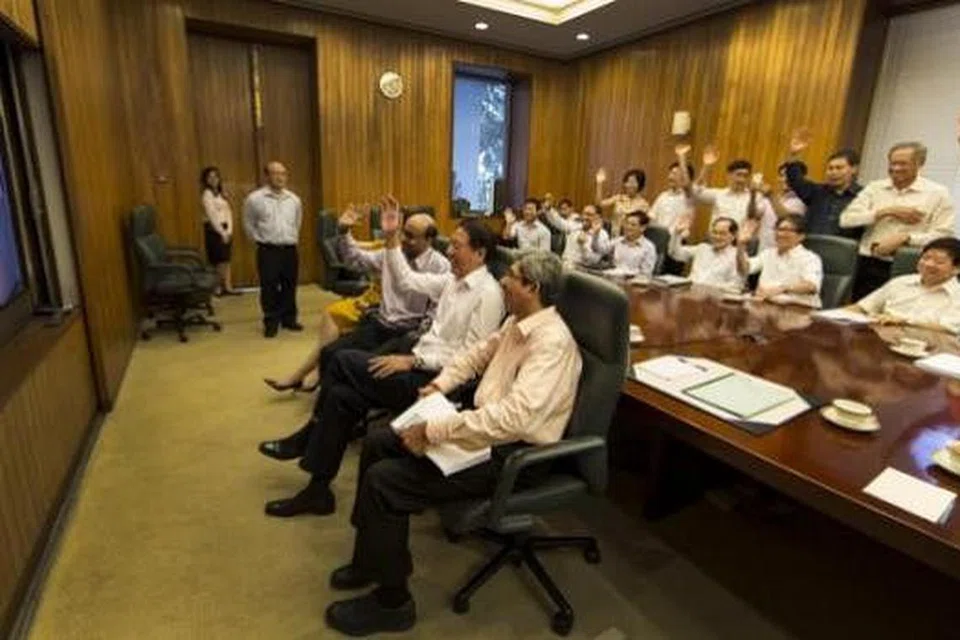 UCAPAN BAGI PM LEE: Para menteri Kabinet berpeluang berkomunikasi dengan Encik Lee menerusi sidang video semalam. - Foto FACEBOOK ENCIK TEO CHEE HEAN 