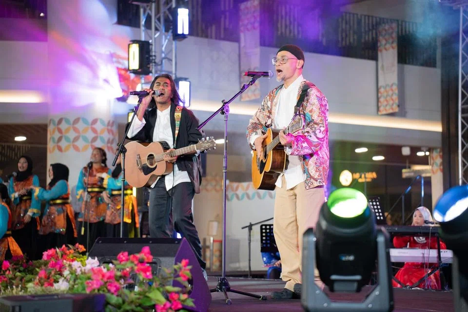 Rausyanfikir yang dianggotai Art Fazil (kiri) dan Mohd Khair Mohd Yasin kembali setelah sedekad tidak membuat persembahan lagu puitis dan mendalam maksudnya secara bersama.