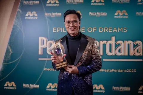WATAK REALISTIK: Fir Rahman yang membawa watak juruterbang dalam ‘Papa Pilot’ bersyukur dengan peluang menghidupkan peranan ayah yang serba salah apabila hilang pekerjaan dalam tempoh pandemik. Beliau menangi Anugerah Pelakon Terbaik Dalam Utama (Telefilem Khas/Antologi). 