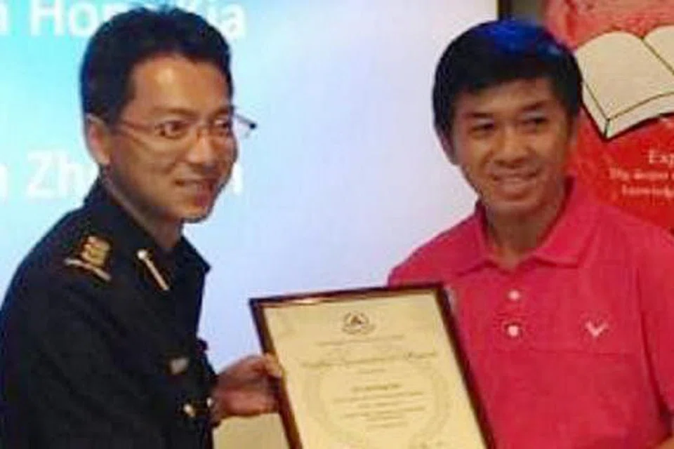 SEMANGAT AWAM: Encik Lim (kanan) dan Encik Yan diiktiraf SCDF kerana membantu menyelamatkan dua mangsa kemalangan yang terperangkap dalam sebuah kereta yang terbakar di BKE Jumaat lalu.