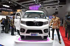 Kereta elektrik Esemka Bima yang dihasilkan oleh pengeluar tempatan, ditampilkan dalam pameran Kereta Antarabangsa Indonesia di Jakarta pada 16 Februari 2025.