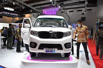 Kereta elektrik Esemka Bima yang dihasilkan oleh pengeluar tempatan, ditampilkan dalam pameran Kereta Antarabangsa Indonesia di Jakarta pada 16 Februari 2025.