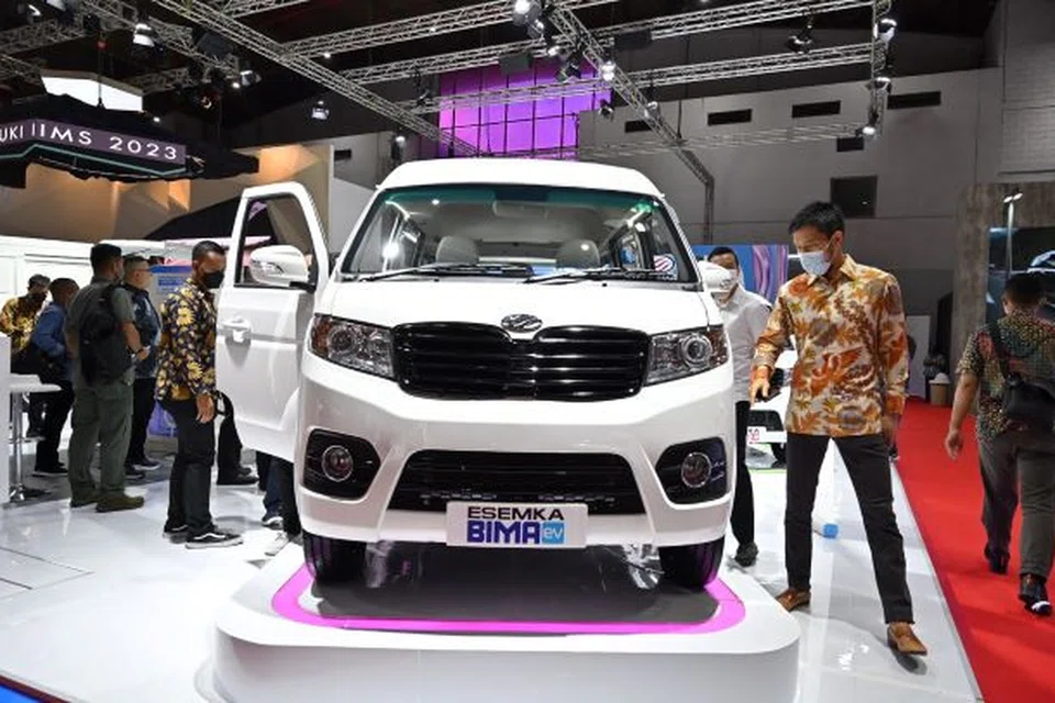 Kereta elektrik Esemka Bima yang dihasilkan oleh pengeluar tempatan, ditampilkan dalam pameran Kereta Antarabangsa Indonesia di Jakarta pada 16 Februari 2025.
