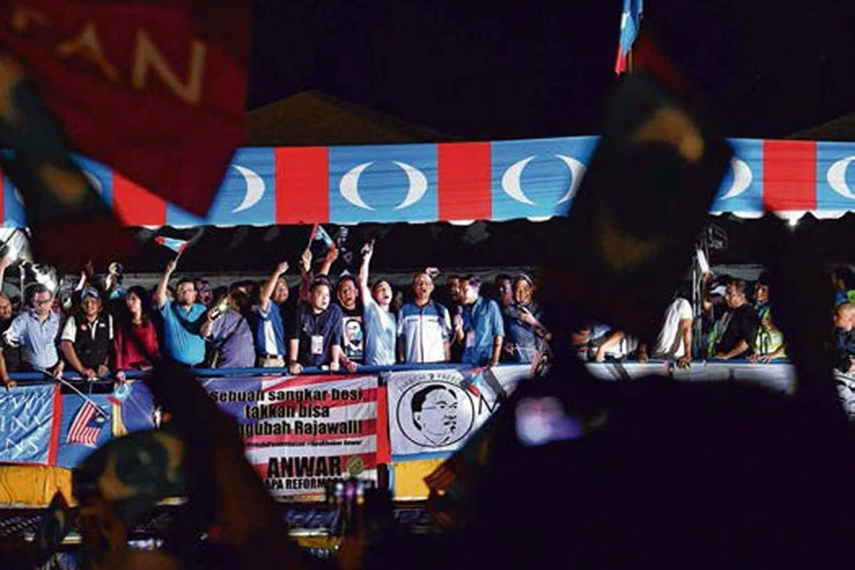 SUDAH LAMA TIDAK BERUCAP: Datuk Seri Anwar Ibrahim di depan ribuan penyokongnya di Kuala Lumpur pada malam pembebasan beliau. - Foto-foto REUTERS