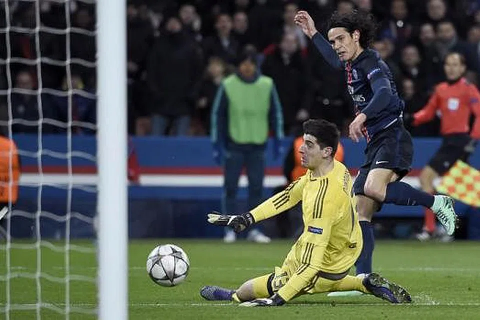 GOL BERHARGA: Penyerang Uruguay, Edinson Cavani, memperdaya Thibaut Courtois (berjersi kuning) bagi gol kemenangan Paris Saint-Germain. - Foto AFP