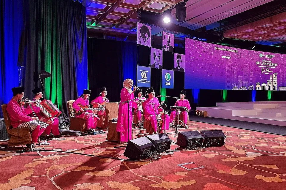 ANTARA TARIKAN: Persembahan muzik dan nyanyian ini merupakan antara yang dipersembahkan di sambutan ulang tahun Jamiyah yang ke-90. - Foto FACEBOOK JAMIYAH SINGAPURA