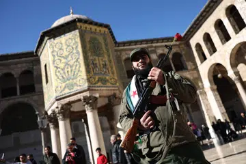 Seorang anggota pemberontak bergambar di depan Masjid Umayyad di Damsyik selepas kumpulan Hayat Tahrir al-Sham (HTS) menumbangkan rejim Bashar Al-Assad di Syria.