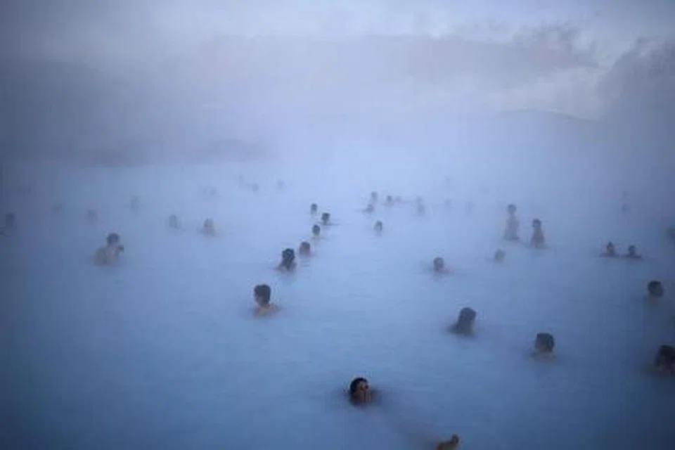 NILAI AMAN: Iceland yang terletak jauh hampir ke Kutub Utara dianggap negara teraman di dunia menurut Angkujuk Keamanan Jagat pada tahun lalu - terbitan Institut Ekonomi dan Keamanan yang berpangkalan di Sydney, Australia. Kelihatan orang ramai sedang santai di dalam satu daripada kolam air panas di Blue Lagoon dekat Grindavik, Iceland. - Foto REUTERS