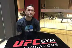 RASMI PEMBUKAAN: Bekas juara dunia 'lightweight' UFC, Frankie Edgar, dalam majlis pelancaran Gim UFC Singapura yang pertama di Citylink Mall baru-baru ini. - Foto UFC GYM
